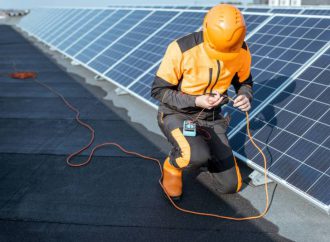 Zalety i wady instalacji fotowoltaicznych: Czy warto inwestować w panele słoneczne?